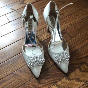 Badgley Mischka closed toe heels